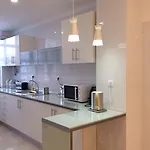 בית הארחה 4u Iv Airport *